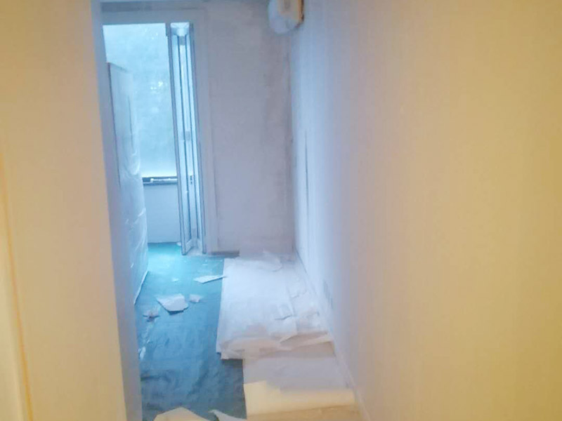 全屋舊墻紙撕除案例：1：在墻面頂部選一塊不顯眼的角落，用美工刀的刀尖將墻紙掀起。2：盡量貼近墻面，捏住墻紙的一角，試著將其從墻面上揭下。朝著自己的方向?qū)垊冸x墻面，這樣更容易揭下墻紙。 用美工刀、剃刀片或墻紙刮刀(一種專用工具，在墻紙店可以買到)，沿水平方向?qū)⑴f墻紙割開，讓溫肥皂水或墻紙剝除劑滲到墻紙的后面，軟化粘合劑，然后就可以從石膏墻上撕除或刮除墻紙了。如要噴涂墻紙剝除劑，需戴上粉刷工面罩，以免吸入化學(xué)氣體。