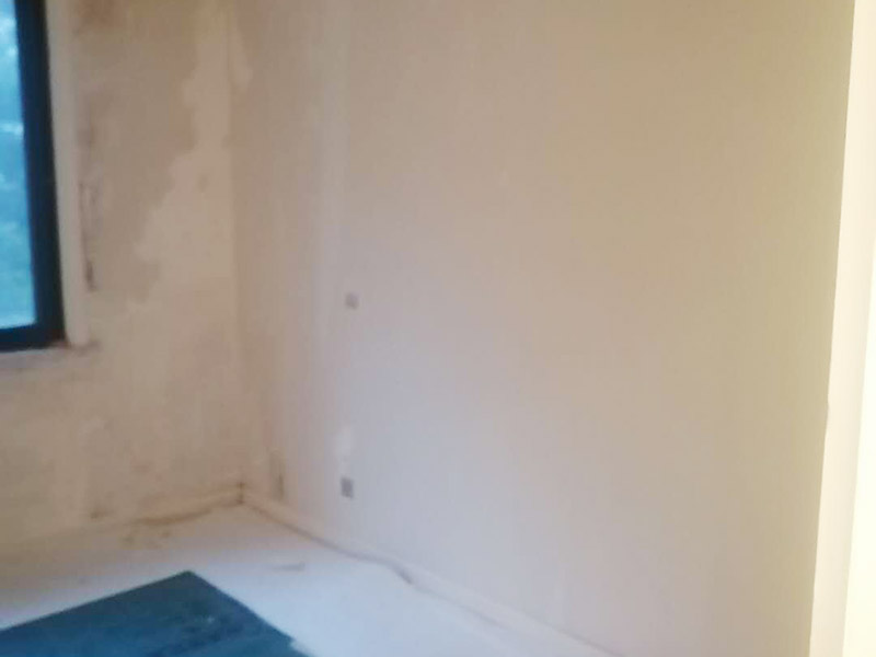 全屋舊墻紙撕除案例：1：在墻面頂部選一塊不顯眼的角落，用美工刀的刀尖將墻紙掀起。2：盡量貼近墻面，捏住墻紙的一角，試著將其從墻面上揭下。朝著自己的方向?qū)垊冸x墻面，這樣更容易揭下墻紙。 用美工刀、剃刀片或墻紙刮刀(一種專用工具，在墻紙店可以買到)，沿水平方向?qū)⑴f墻紙割開，讓溫肥皂水或墻紙剝除劑滲到墻紙的后面，軟化粘合劑，然后就可以從石膏墻上撕除或刮除墻紙了。如要噴涂墻紙剝除劑，需戴上粉刷工面罩，以免吸入化學(xué)氣體。