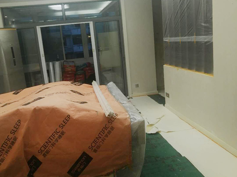 全屋舊墻紙撕除案例：1：在墻面頂部選一塊不顯眼的角落，用美工刀的刀尖將墻紙掀起。2：盡量貼近墻面，捏住墻紙的一角，試著將其從墻面上揭下。朝著自己的方向?qū)垊冸x墻面，這樣更容易揭下墻紙。 用美工刀、剃刀片或墻紙刮刀(一種專用工具，在墻紙店可以買到)，沿水平方向?qū)⑴f墻紙割開，讓溫肥皂水或墻紙剝除劑滲到墻紙的后面，軟化粘合劑，然后就可以從石膏墻上撕除或刮除墻紙了。如要噴涂墻紙剝除劑，需戴上粉刷工面罩，以免吸入化學(xué)氣體。