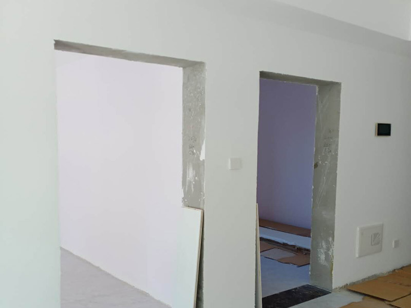 臥室套裝門安裝：到工地后，先清理干凈門洞及安裝現(xiàn)場，測量好門洞尺寸，再心中計(jì)劃好安裝方式，把門扇尺寸測量好，門頂板一般比實(shí)際門洞尺寸長20-50 mm、裝門空隙6-8mm，用門頂板以門扇現(xiàn)場尺寸一邊釘2顆釘，把門框固定，把門洞的上下對角也用手唑打平。門框左右兩邊各釘四片拉片，把門框放入門洞內(nèi)，頂板中間前后各釘2片拉片。把門框放入門洞中央，兩邊分均勻，并用木屑把兩邊門框跟門洞之間的空隙，把合頁裝上門扇，注意好門扇與門框的平整度（留好線條位置），把門扇裝在固定的門框上，關(guān)好門，試好能否開關(guān)自如，門頂板是否合適，另一邊板上下是否合線，用木屑墊平門框，全部固定再試好門扇是否關(guān)開自如。