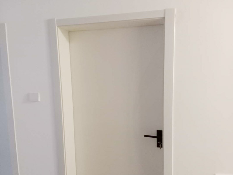 臥室套裝門安裝：到工地后，先清理干凈門洞及安裝現(xiàn)場，測量好門洞尺寸，再心中計(jì)劃好安裝方式，把門扇尺寸測量好，門頂板一般比實(shí)際門洞尺寸長20-50 mm、裝門空隙6-8mm，用門頂板以門扇現(xiàn)場尺寸一邊釘2顆釘，把門框固定，把門洞的上下對角也用手唑打平。門框左右兩邊各釘四片拉片，把門框放入門洞內(nèi)，頂板中間前后各釘2片拉片。把門框放入門洞中央，兩邊分均勻，并用木屑把兩邊門框跟門洞之間的空隙，把合頁裝上門扇，注意好門扇與門框的平整度（留好線條位置），把門扇裝在固定的門框上，關(guān)好門，試好能否開關(guān)自如，門頂板是否合適，另一邊板上下是否合線，用木屑墊平門框，全部固定再試好門扇是否關(guān)開自如。