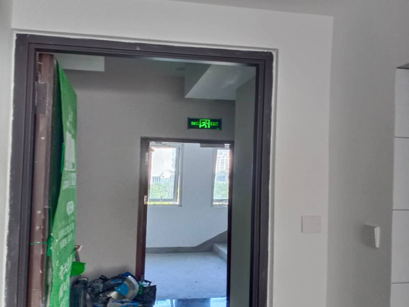 臥室套裝門安裝：到工地后，先清理干凈門洞及安裝現(xiàn)場，測量好門洞尺寸，再心中計(jì)劃好安裝方式，把門扇尺寸測量好，門頂板一般比實(shí)際門洞尺寸長20-50 mm、裝門空隙6-8mm，用門頂板以門扇現(xiàn)場尺寸一邊釘2顆釘，把門框固定，把門洞的上下對角也用手唑打平。門框左右兩邊各釘四片拉片，把門框放入門洞內(nèi)，頂板中間前后各釘2片拉片。把門框放入門洞中央，兩邊分均勻，并用木屑把兩邊門框跟門洞之間的空隙，把合頁裝上門扇，注意好門扇與門框的平整度（留好線條位置），把門扇裝在固定的門框上，關(guān)好門，試好能否開關(guān)自如，門頂板是否合適，另一邊板上下是否合線，用木屑墊平門框，全部固定再試好門扇是否關(guān)開自如。