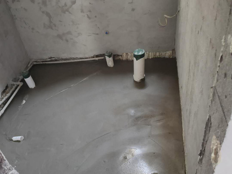 衛(wèi)生間地面找平施工：若地面基層尚可的情況下，可考慮選擇石膏地面找平法。因?yàn)榈孛嬲w還算平整，只有局部不平，使用這種方法可不增高地面，對(duì)層高不會(huì)有任何影響。而且施工簡(jiǎn)單、快速，容易干燥。不過(guò)，不適合大面積地面找平。開(kāi)始地面找平的第一步，對(duì)地面基層進(jìn)行打磨處理，然后涂刷一遍界面劑，干燥后繼續(xù)涂刷第二遍;接著調(diào)配自流平水泥，使用工具來(lái)推，并借助滾筒工具來(lái)壓均勻，最后要保護(hù)地面等待完全干燥。