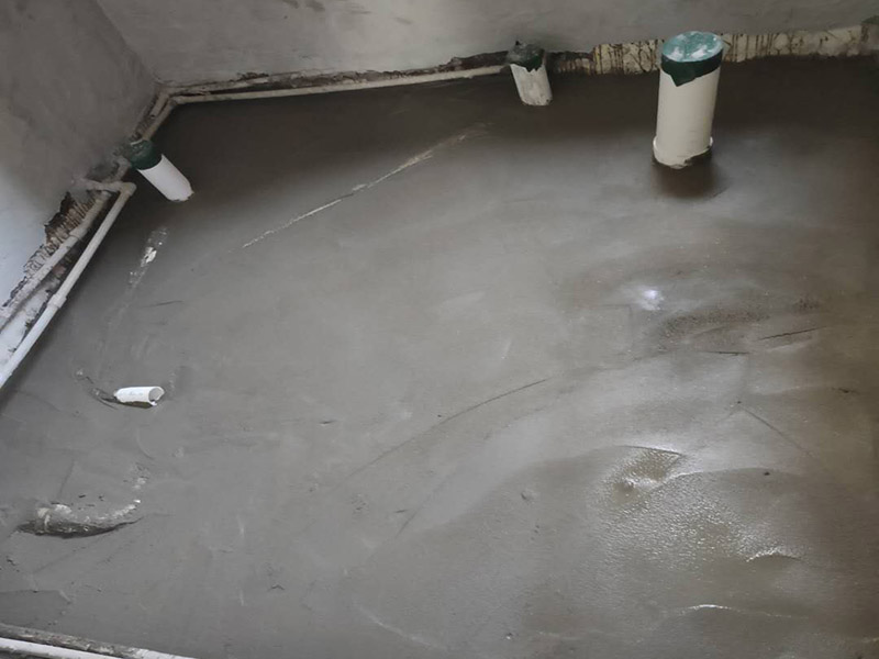 衛(wèi)生間地面找平施工：若地面基層尚可的情況下，可考慮選擇石膏地面找平法。因?yàn)榈孛嬲w還算平整，只有局部不平，使用這種方法可不增高地面，對(duì)層高不會(huì)有任何影響。而且施工簡(jiǎn)單、快速，容易干燥。不過(guò)，不適合大面積地面找平。開(kāi)始地面找平的第一步，對(duì)地面基層進(jìn)行打磨處理，然后涂刷一遍界面劑，干燥后繼續(xù)涂刷第二遍;接著調(diào)配自流平水泥，使用工具來(lái)推，并借助滾筒工具來(lái)壓均勻，最后要保護(hù)地面等待完全干燥。