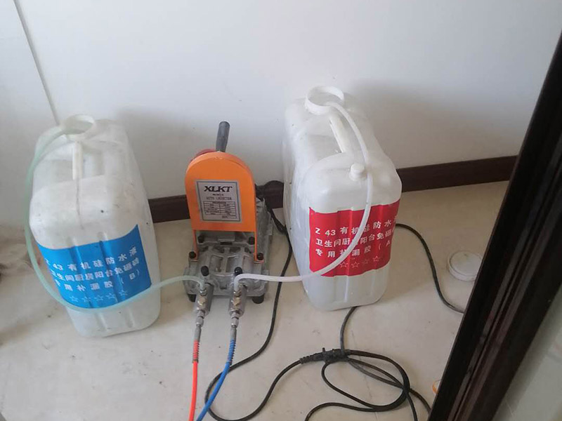 衛(wèi)生間漏水維修:1、清理：把衛(wèi)生間地上，墻面清潔潔凈，重點是水管根部與地磚結(jié)合處，地漏周邊，馬桶，潔具與地磚的結(jié)合處，四邊墻根，把塵垢用毛刷或鋼絲刷清理潔凈，曬干！這一步非常重要！ 2、添補：把地漏，水管，潔具，這些與地磚結(jié)合處，及四周墻根處，墻面地上較顯著的裂縫處，悉數(shù)用水泥砂漿，或許勾縫劑從頭批刮添補一下，要求要細心、完好、無遺失、批刮平整、密實！然后曬干！ 3、涂刷：把&ldquo;清泉衛(wèi)生間抗?jié)B補漏劑&rdquo;開蓋倒在衛(wèi)生間的地上上，用木板，或許刮板由中心向四周均勻刮開，至到刮滿整個衛(wèi)生間地上，要求吸收均勻，飽滿！ 4、擦干：等候半個小時到1個小時后把衛(wèi)生間地上殘留的多余的抗?jié)B補漏劑擦干就能夠了。 5、保養(yǎng)：在施工后12個小時內(nèi)不要有明水沖淋，浸泡，假如要做閉水實驗盡量比及24小時今后，再做查驗。