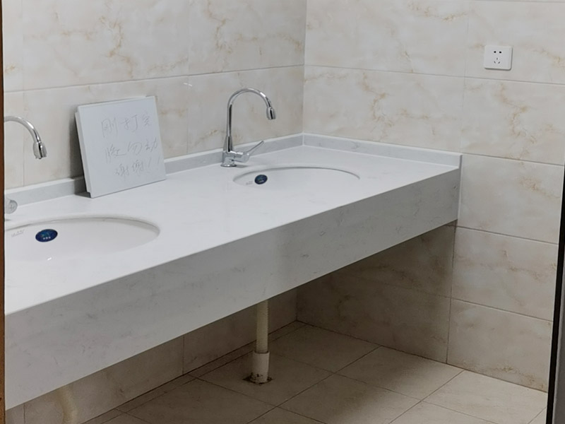 浴室洗手臺裝修：不管是哪種獨立洗手臺，安裝的高度都非常重要，若是水龍頭的水流過強，而你的獨立洗手臺的深度很淺的話，這時候水就會濺到你身上了。所在安裝的時候必須留有足夠的深度，同時底部也要有適當?shù)幕《?，給水流一個緩沖的時間。挑好獨立洗手臺后，要安排好排水和水管的位置，看獨立洗手臺與管道連接是否牢固，否則的話管道不通，還有另外接到好幾條管道。