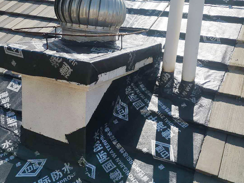 煙道漏水維修： 將煙道的兩個口（正常是四個方向開口）堵死后用防水涂料均勻涂刷好，如果還漏水的話，就從室內(nèi)使用高壓注漿機將專用水性防水涂料（此涂料與水膨脹、立馬見效）注入砼內(nèi)的毛細(xì)孔將其封死，效果相當(dāng)好。 需要根治的話，那就復(fù)雜了：需要把滲水部位周圍的保溫層砸開，將原防水層破壞后，再在原砼面層上重新做防水處理。