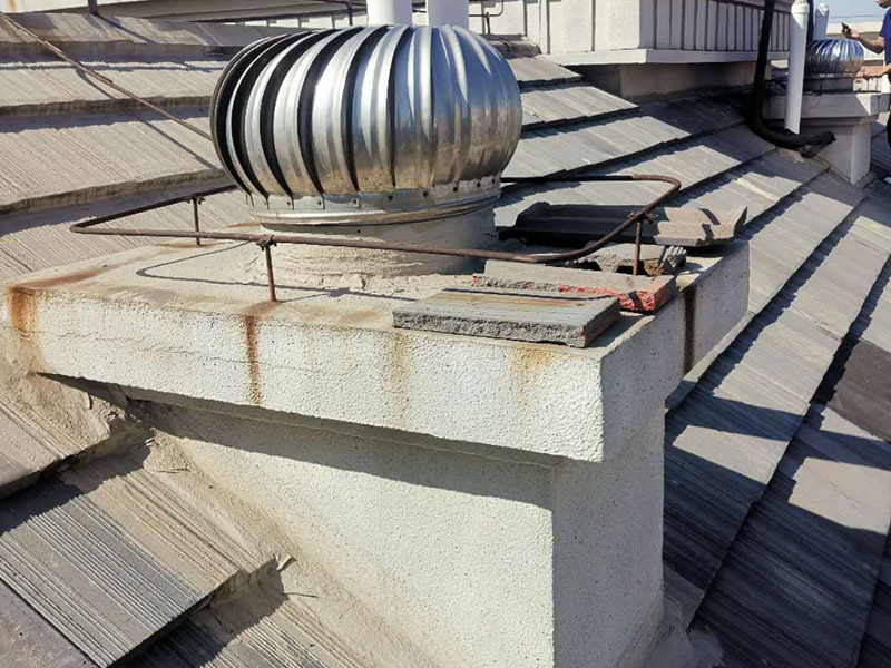 煙道漏水維修： 將煙道的兩個口（正常是四個方向開口）堵死后用防水涂料均勻涂刷好，如果還漏水的話，就從室內(nèi)使用高壓注漿機將專用水性防水涂料（此涂料與水膨脹、立馬見效）注入砼內(nèi)的毛細(xì)孔將其封死，效果相當(dāng)好。 需要根治的話，那就復(fù)雜了：需要把滲水部位周圍的保溫層砸開，將原防水層破壞后，再在原砼面層上重新做防水處理。