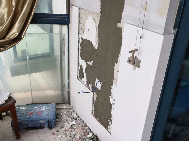 陽臺水電改造:開關(guān)插座的位置和水路接口的位置，水電定位需要根據(jù)用戶的需求來決定。配電箱控制了家中的用電，在安裝設(shè)計上需要考慮到日后使用方便以及隱蔽安全和外來主線直接相連等問題，注意電氣線路不可隱藏在建筑承重墻、柱內(nèi)。在插座和開關(guān)燈具燈設(shè)計上，需要考慮到室內(nèi)的可變性。不同的空間的使用情況是不一樣的，所以要減少部分使用者在使用過程中的再規(guī)劃設(shè)計的障礙，電器設(shè)備的移動對用電、用水的影響，同時要注意新埋線和換線的價格是不一樣的。