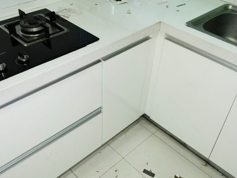 櫥柜門更換維修：首先要固定上軌道。軌道前飾面與柜櫥表面在同一平面，上導(dǎo)軌平放在預(yù)留位置。然后，將兩扇門放入導(dǎo)軌，使用水平或垂直尺測量門框的垂直度，調(diào)整上下導(dǎo)軌位置并固定。再次檢查門體是否與兩面平行，我們可以調(diào)整底輪，調(diào)整門體，達到邊框和兩邊的水平；最后將防跳裝置固定好。