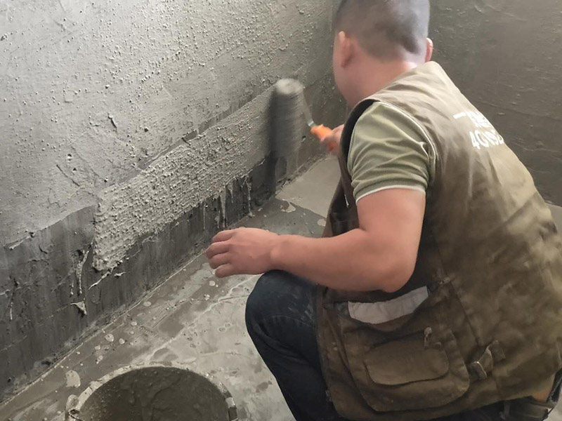 衛(wèi)生間防水工藝：1、基層處理：基層處理是衛(wèi)生間做防水的基礎(chǔ)工作，要找平地面，確保地面的平整干凈。如果地面有縫隙或者不平整的情況，后期可能會(huì)造成漏水等問題。 2、鋪貼涂料：鋪貼涂料時(shí)要做到用力均勻，不能漏刷、缺刷，避免脫落、開裂等，過于干燥的季節(jié)也不適宜做防水。涂刷的厚度小于1毫米比較好。 3、鋪保護(hù)層：做完防水涂層后一定要涂上表面防護(hù)涂料，對(duì)內(nèi)部材料起到保護(hù)的作用。鋪保護(hù)層與鋪防水涂料一樣要做到均勻、無裂痕、不脫落。 4、閉水試驗(yàn)：閉水實(shí)驗(yàn)是衛(wèi)生間做防水的最后一步，對(duì)防水施工進(jìn)行檢查。在防水層徹底干透后，在衛(wèi)生間蓄水24小時(shí)以上，看是否有漏水等現(xiàn)象。