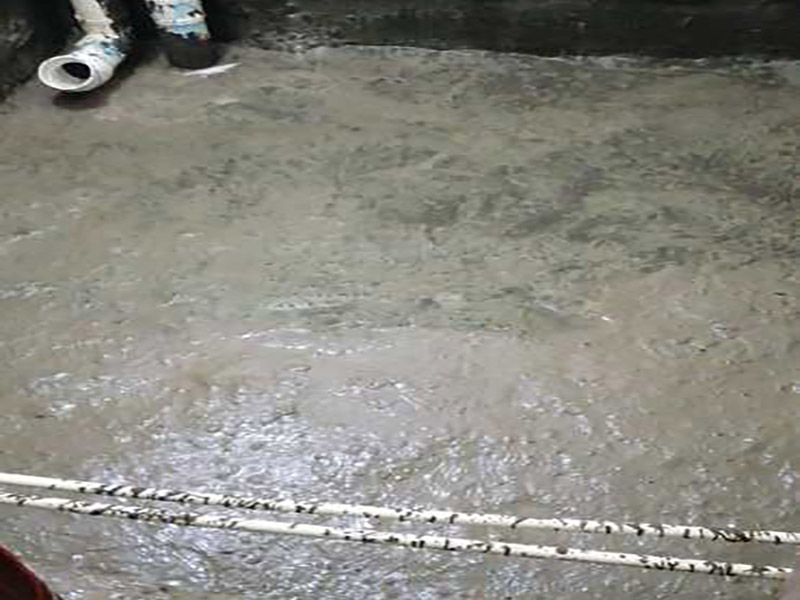 廁所防水重裝施工：使用毛刷、刮刀或鏟子等工具，將需重新做防水位置的基層清理干凈，原防水層凸起的顆粒和地上的浮灰垃圾都要清理干凈。做好基層準(zhǔn)備工作后，先使用閃凝漿料將防水層封堵開槽管道縫，進(jìn)行填實抹平。對墻角、陰陽角、管根、地漏等容易漏水的防水薄弱部位先進(jìn)行仔細(xì)均勻涂刷，使用滾刷進(jìn)行第一遍大面積涂刷防水涂料。