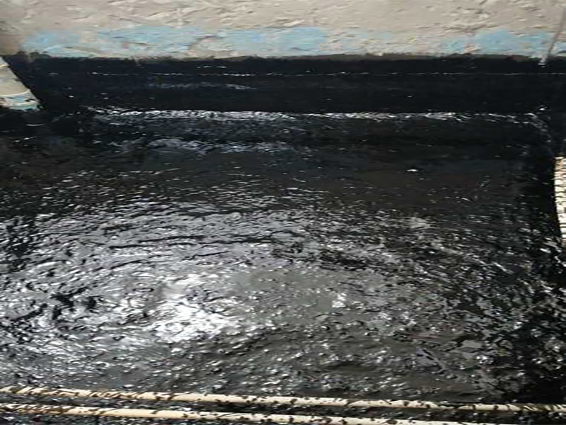 廁所防水重裝施工：使用毛刷、刮刀或鏟子等工具，將需重新做防水位置的基層清理干凈，原防水層凸起的顆粒和地上的浮灰垃圾都要清理干凈。做好基層準(zhǔn)備工作后，先使用閃凝漿料將防水層封堵開槽管道縫，進(jìn)行填實抹平。對墻角、陰陽角、管根、地漏等容易漏水的防水薄弱部位先進(jìn)行仔細(xì)均勻涂刷，使用滾刷進(jìn)行第一遍大面積涂刷防水涂料。