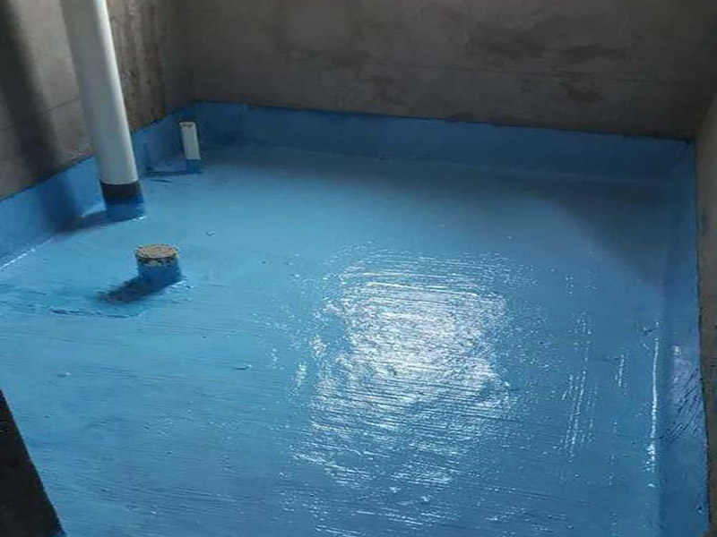 廁所防水重裝施工：使用毛刷、刮刀或鏟子等工具，將需重新做防水位置的基層清理干凈，原防水層凸起的顆粒和地上的浮灰垃圾都要清理干凈。做好基層準(zhǔn)備工作后，先使用閃凝漿料將防水層封堵開槽管道縫，進(jìn)行填實抹平。對墻角、陰陽角、管根、地漏等容易漏水的防水薄弱部位先進(jìn)行仔細(xì)均勻涂刷，使用滾刷進(jìn)行第一遍大面積涂刷防水涂料。