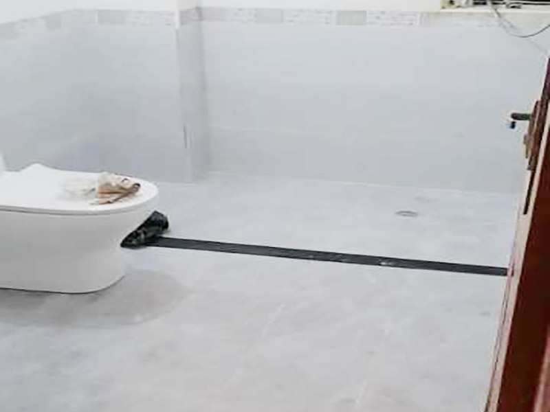 衛(wèi)生間貼磚裝修：先將所需材料準(zhǔn)備好，然后將水泥與建筑膠混合拌勻，用鏟刀將其鏟到地面刮平再將瓷磚鋪上刀壓實(shí)，這樣按照這樣的方式自上而下或自左而右來進(jìn)行貼磚即可。 衛(wèi)生間在進(jìn)行貼瓷磚時(shí)，首先要注意的就是防水方面的問題。因此，必須要在鋪磚之前就把衛(wèi)生間墻面與地面的防水做好，這樣就能避免鋪磚之后出現(xiàn)滲水漏水的現(xiàn)象。 貼磚過程中不要為了防水就把瓷磚縫隙留的太小，這樣很容易導(dǎo)致瓷磚熱脹冷縮，最好將瓷磚擠壞，到時(shí)候再想貼瓷磚就非常困難了。 瓷磚在使用之前泡水是為了在鋪貼過程中，它的粘度會(huì)更加牢固，但要注意有些商家是允許剩余的瓷磚可以退款的，但是如果是泡水了的話，就不能退了，所以不要將所有的瓷磚都泡水。