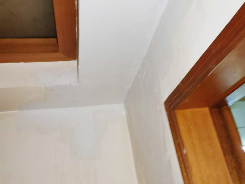 樓下水管漏水吊頂修補(bǔ)：先告知樓上的鄰居暫時(shí)不要用水，然后再來觀察水表的數(shù)據(jù)，如果水表一直在走，說明進(jìn)水管漏水，需要及時(shí)更換新的水管。樓上的鄰居可以持續(xù)往地漏放水，時(shí)間可以持續(xù)兩個(gè)小時(shí)左右，然后觀察樓下漏水是否嚴(yán)重，嚴(yán)重說明排水管漏水，及時(shí)更換新水管就OK。進(jìn)水管和排水管都沒有問題，肯定是防水層漏水。先關(guān)掉水閥，再把水管里的水放干，然后進(jìn)行閉水試驗(yàn)。防水層漏水可以選擇敲掉瓷磚重做防水來彌補(bǔ)。