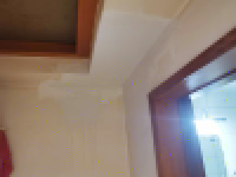 樓下水管漏水吊頂修補(bǔ)：先告知樓上的鄰居暫時(shí)不要用水，然后再來觀察水表的數(shù)據(jù)，如果水表一直在走，說明進(jìn)水管漏水，需要及時(shí)更換新的水管。樓上的鄰居可以持續(xù)往地漏放水，時(shí)間可以持續(xù)兩個(gè)小時(shí)左右，然后觀察樓下漏水是否嚴(yán)重，嚴(yán)重說明排水管漏水，及時(shí)更換新水管就OK。進(jìn)水管和排水管都沒有問題，肯定是防水層漏水。先關(guān)掉水閥，再把水管里的水放干，然后進(jìn)行閉水試驗(yàn)。防水層漏水可以選擇敲掉瓷磚重做防水來彌補(bǔ)。