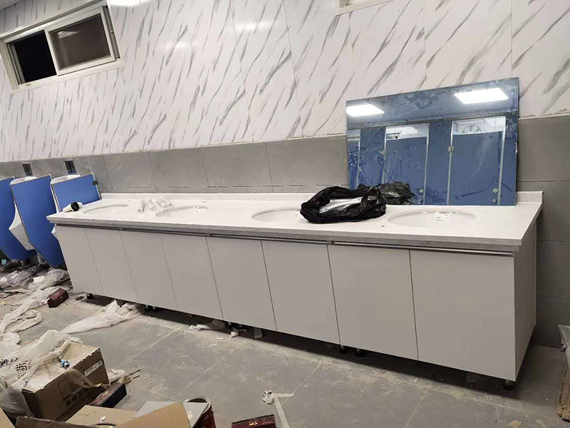 衛(wèi)生間馬桶臺(tái)盆安裝：首先要將臺(tái)盆安裝孔沿著切割線切割開后剪下，而且要和臺(tái)盆的尺寸進(jìn)行確認(rèn)，只有復(fù)核才能確保臺(tái)盆正好安裝進(jìn)這個(gè)槽里。并且將開孔圖復(fù)制在臺(tái)面上，用筆在要切割的臺(tái)面上面開好孔線。將臺(tái)面開孔開好之后，就可以將臺(tái)面安裝好了，之后將臺(tái)盆放入臺(tái)面的切割孔內(nèi)，校正一下位置，并且用筆在臺(tái)盆的外邊緣在臺(tái)面上標(biāo)記出輪廓。再取下臺(tái)盆，按照要求安裝好水孔頭等裝置。最后將玻璃膠打在臺(tái)盆的邊緣線和切割面之間的臺(tái)面上，將臺(tái)盆壓平，并且將擠壓出去的玻璃膠擦拭干凈。等到玻璃膠干了以后，再連接進(jìn)水管和排水管，將所有的東西都安裝到位之后，再開啟水龍頭檢查各個(gè)接口是不是滲漏。