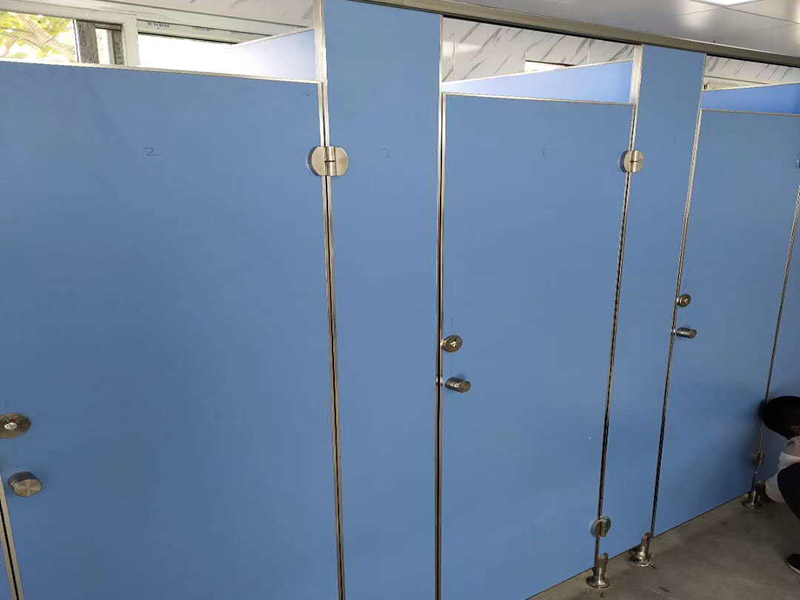 衛(wèi)生間馬桶臺(tái)盆安裝：首先要將臺(tái)盆安裝孔沿著切割線切割開后剪下，而且要和臺(tái)盆的尺寸進(jìn)行確認(rèn)，只有復(fù)核才能確保臺(tái)盆正好安裝進(jìn)這個(gè)槽里。并且將開孔圖復(fù)制在臺(tái)面上，用筆在要切割的臺(tái)面上面開好孔線。將臺(tái)面開孔開好之后，就可以將臺(tái)面安裝好了，之后將臺(tái)盆放入臺(tái)面的切割孔內(nèi)，校正一下位置，并且用筆在臺(tái)盆的外邊緣在臺(tái)面上標(biāo)記出輪廓。再取下臺(tái)盆，按照要求安裝好水孔頭等裝置。最后將玻璃膠打在臺(tái)盆的邊緣線和切割面之間的臺(tái)面上，將臺(tái)盆壓平，并且將擠壓出去的玻璃膠擦拭干凈。等到玻璃膠干了以后，再連接進(jìn)水管和排水管，將所有的東西都安裝到位之后，再開啟水龍頭檢查各個(gè)接口是不是滲漏。