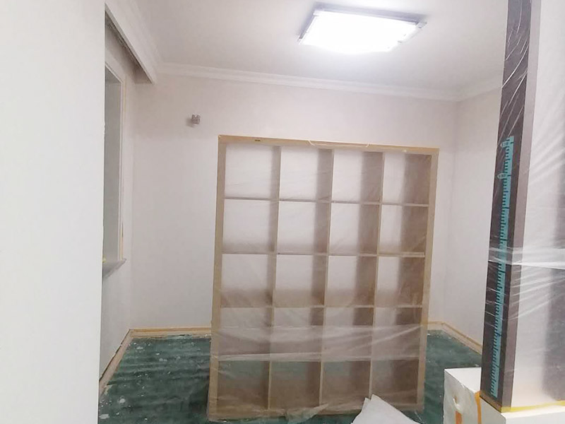 全屋墻面批刮膩子：刮膩子對不同的墻體有著不同的要求，像比較常見的混凝土的墻面，會出現(xiàn)一些氣孔與鼓起的現(xiàn)象，所以就要先把墻面修平整掉，磨平凸起處，填補凹陷處。如果是預(yù)制混凝土的墻面，那么它的表面層就會有一些砂礫與疙瘩的現(xiàn)象，這個時候就需要專業(yè)的施工人員，使用用鋼絲刷把墻面整體的刷一遍?；鶎幼龊锰幚砗?，墻面還是會有一些凹陷的地方，這個時候就可以用石膏膩子來補平。將石膏膩子壓實凹陷處，橫抹豎起的地方再重新刮一遍，這樣來確保墻面的平整。