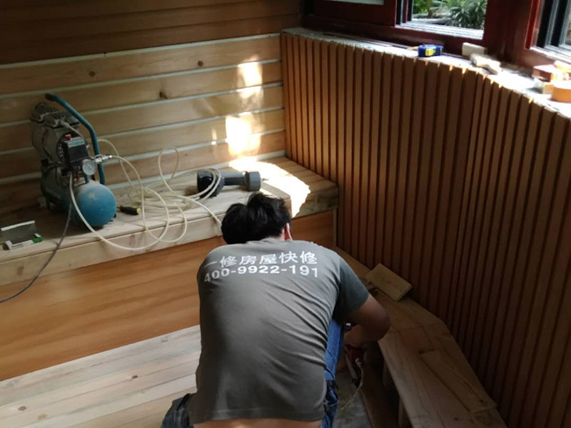 陽(yáng)臺(tái)裝修施工:在家庭裝修的設(shè)計(jì)中，雙陽(yáng)臺(tái)要分出主次，切忌&ldquo;一視同仁&rdquo;.與客廳、主臥相鄰的陽(yáng)臺(tái)是主陽(yáng)臺(tái)，功能以休閑為主。在裝飾材料的使用方面，也同客廳區(qū)別不大。較為常用的材料有強(qiáng)化木地板、地磚等，如果封閉做得好，還可以鋪地毯。墻面和頂部一般使用內(nèi)墻乳膠漆，品種和款式要與客廳、主臥相符。次陽(yáng)臺(tái)一般與廚房相鄰，或與客廳、主臥外的房間相通。次陽(yáng)臺(tái)的功用主要是儲(chǔ)物、晾衣等。因此，這個(gè)陽(yáng)臺(tái)裝修時(shí)可以不封裝，地面要采用不怕水的防滑地磚，頂部和墻壁采用外墻涂料。為了方便儲(chǔ)物，次陽(yáng)臺(tái)上可以安置幾個(gè)儲(chǔ)物柜，以便存放雜物。