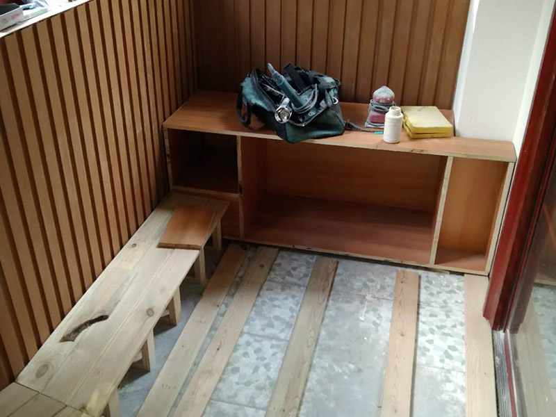 陽(yáng)臺(tái)裝修施工:在家庭裝修的設(shè)計(jì)中，雙陽(yáng)臺(tái)要分出主次，切忌&ldquo;一視同仁&rdquo;.與客廳、主臥相鄰的陽(yáng)臺(tái)是主陽(yáng)臺(tái)，功能以休閑為主。在裝飾材料的使用方面，也同客廳區(qū)別不大。較為常用的材料有強(qiáng)化木地板、地磚等，如果封閉做得好，還可以鋪地毯。墻面和頂部一般使用內(nèi)墻乳膠漆，品種和款式要與客廳、主臥相符。次陽(yáng)臺(tái)一般與廚房相鄰，或與客廳、主臥外的房間相通。次陽(yáng)臺(tái)的功用主要是儲(chǔ)物、晾衣等。因此，這個(gè)陽(yáng)臺(tái)裝修時(shí)可以不封裝，地面要采用不怕水的防滑地磚，頂部和墻壁采用外墻涂料。為了方便儲(chǔ)物，次陽(yáng)臺(tái)上可以安置幾個(gè)儲(chǔ)物柜，以便存放雜物。