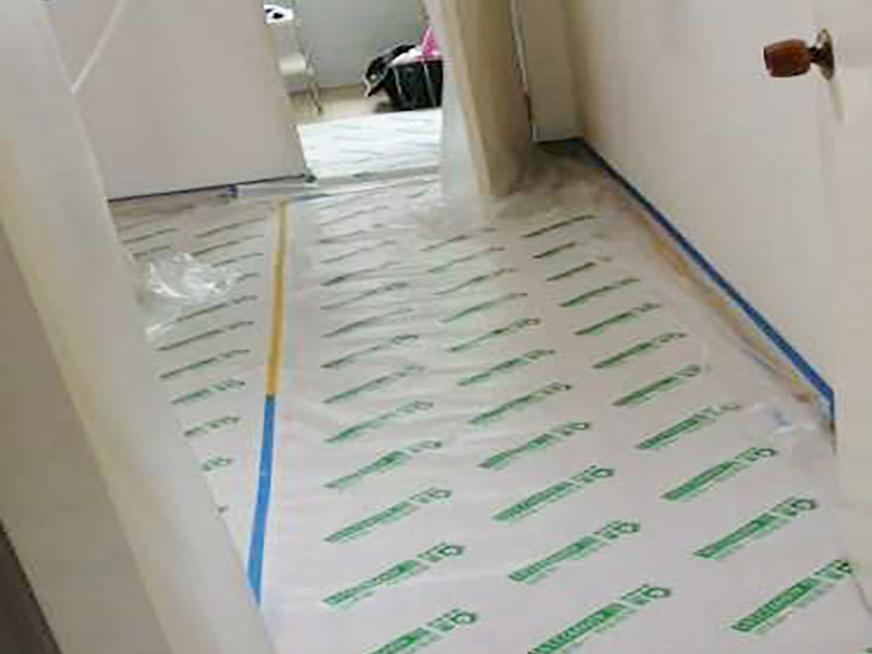 地面成品保護(hù)：入戶門扇用公司統(tǒng)一的門貼進(jìn)行全面包裹保護(hù)，用透明膠帶將保護(hù)膜粘貼牢固平整。 用標(biāo)準(zhǔn)保護(hù)膜將門框三面保護(hù)完整并固定牢固。 工程完工后拆除保護(hù)膜時(shí)如果有粘貼時(shí)的膠痕，應(yīng)用酒精或?qū)Ｓ玫那逦蹌┣宄z痕。 木地板施工前，將地面用吸塵器清理干凈。 木地板施工后，用產(chǎn)品自帶的防潮墊或標(biāo)準(zhǔn)保護(hù)在通道鋪貼進(jìn)行保護(hù)。