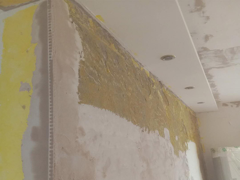 局部掛網(wǎng)刮膩子：1、先對墻面涂刷一遍界面劑；2、查看一下墻面有沒有裂縫的情況，如果有那么要利用白乳膠和牛皮紙，修復(fù)裂縫處；3，利用石膏對墻面不平整的地方進(jìn)行找平，保證墻面的平整誤差是在0.5公分以內(nèi)；4、將網(wǎng)格布按照從上到下、從左到右的順序平整的張貼在墻上；5、給墻面涂刷兩遍到三遍膩子粉。