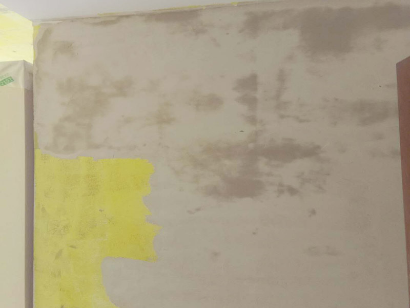 局部掛網(wǎng)刮膩子：1、先對墻面涂刷一遍界面劑；2、查看一下墻面有沒有裂縫的情況，如果有那么要利用白乳膠和牛皮紙，修復(fù)裂縫處；3，利用石膏對墻面不平整的地方進(jìn)行找平，保證墻面的平整誤差是在0.5公分以內(nèi)；4、將網(wǎng)格布按照從上到下、從左到右的順序平整的張貼在墻上；5、給墻面涂刷兩遍到三遍膩子粉。