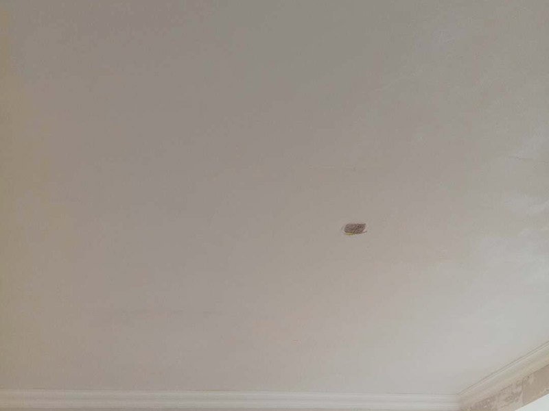 局部掛網(wǎng)刮膩子：1、先對墻面涂刷一遍界面劑；2、查看一下墻面有沒有裂縫的情況，如果有那么要利用白乳膠和牛皮紙，修復(fù)裂縫處；3，利用石膏對墻面不平整的地方進(jìn)行找平，保證墻面的平整誤差是在0.5公分以內(nèi)；4、將網(wǎng)格布按照從上到下、從左到右的順序平整的張貼在墻上；5、給墻面涂刷兩遍到三遍膩子粉。