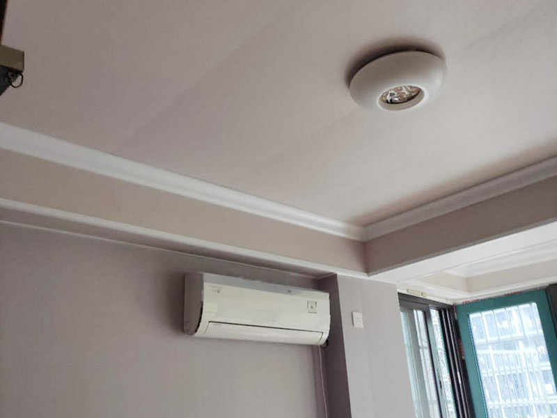 墻面乳膠漆粉刷造型：1、排刷是最省料，但比較費(fèi)時(shí)間，當(dāng)然慢工細(xì)活還是不錯的，墻面效果最后是平的。由于乳膠涂料干燥較快，每個刷涂面應(yīng)盡量一次完成，否則易產(chǎn)生接痕。手動刷時(shí)，必須從一個點(diǎn)開始，按順序開始，不要東油一下，西油一下，這樣容易漏刷或者出來的效果會不均勻，難看。當(dāng)手刷時(shí)，沾的油漆不要過多，剛好不會掉下來為好，否則容易刷墻出現(xiàn)&ldquo;落淚&rdquo;的現(xiàn)象。 2、棍刷進(jìn)行滾的作業(yè)，在效果各方面都是比較普通的，浪費(fèi)乳膠漆程度比較厲害，也不是效果最好，但是相對而言，這是性價(jià)比較高的施工方式。輥涂時(shí)，為避免輥?zhàn)雍圹E，搭接寬度為毛輥長度的1/4，一般輥涂兩遍，夏季其間隔應(yīng)2小時(shí)以上，冬季可能需要多點(diǎn)時(shí)間。 3、噴槍的效果會比較好，會出現(xiàn)墻面的顆粒狀，比較自然，速度快，省時(shí)，但是不太容易修補(bǔ)。噴涂時(shí)手握噴槍要平穩(wěn)，噴嘴距離墻面距離最好是30-50厘米，不能太近或過遠(yuǎn)。噴槍有規(guī)律地移動，橫、縱向呈S形涂墻面。一般每分鐘應(yīng)在400~600毫米間勻速運(yùn)動。要注意接茬部位顏色一致、厚薄均勻，且要防止漏噴、流淌。 4、批的效果最好，但最費(fèi)料。不過，批的話可以不要太好的涂料，普通的乳膠漆批出來的效果也很好。