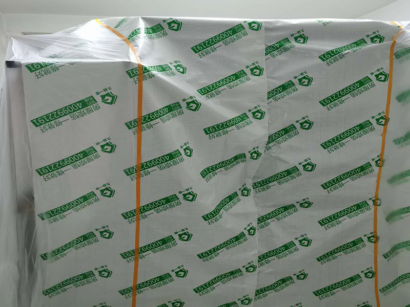 全屋成品保護(hù)：入戶門(mén)扇用公司統(tǒng)一的門(mén)貼進(jìn)行全面包裹保護(hù)，用透明膠帶將保護(hù)膜粘貼牢固平整。 用標(biāo)準(zhǔn)保護(hù)膜將門(mén)框三面保護(hù)完整并固定牢固。 工程完工后拆除保護(hù)膜時(shí)如果有粘貼時(shí)的膠痕，應(yīng)用酒精或?qū)Ｓ玫那逦蹌┣宄z痕。 潔具安裝后將其用原包裝紙箱進(jìn)行封閉或用闊達(dá)標(biāo)準(zhǔn)保護(hù)膜包裹嚴(yán)密。 花灑、龍頭等潔具五金用原產(chǎn)品配套的保護(hù)膜進(jìn)行包裹或用成品保護(hù)膜包裹嚴(yán)密。 木地板施工前，將地面用吸塵器清理干凈。 木地板施工后，用產(chǎn)品自帶的防潮墊或標(biāo)準(zhǔn)保護(hù)在通道鋪貼進(jìn)行保護(hù)。