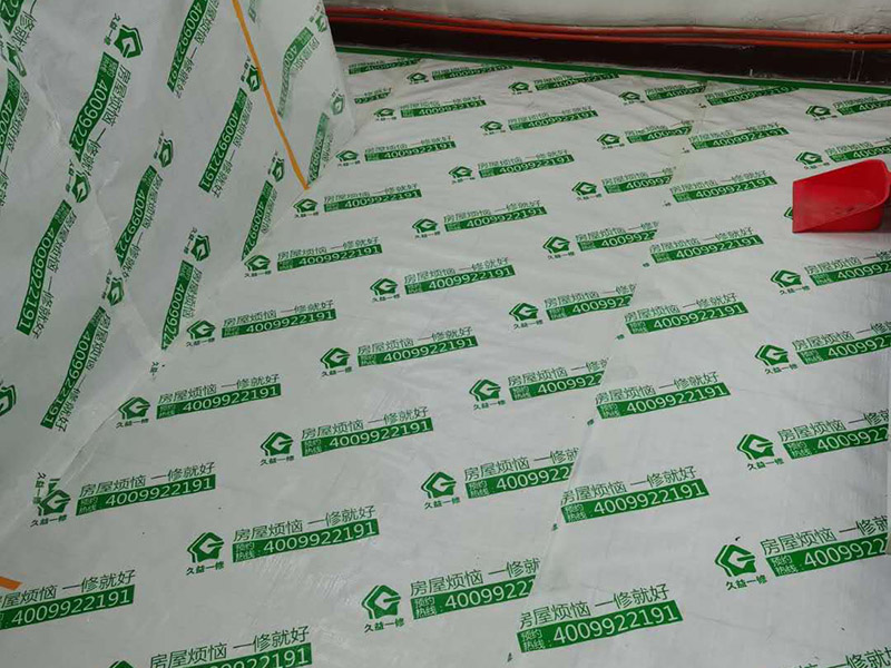 全屋成品保護(hù)：入戶門(mén)扇用公司統(tǒng)一的門(mén)貼進(jìn)行全面包裹保護(hù)，用透明膠帶將保護(hù)膜粘貼牢固平整。 用標(biāo)準(zhǔn)保護(hù)膜將門(mén)框三面保護(hù)完整并固定牢固。 工程完工后拆除保護(hù)膜時(shí)如果有粘貼時(shí)的膠痕，應(yīng)用酒精或?qū)Ｓ玫那逦蹌┣宄z痕。 潔具安裝后將其用原包裝紙箱進(jìn)行封閉或用闊達(dá)標(biāo)準(zhǔn)保護(hù)膜包裹嚴(yán)密。 花灑、龍頭等潔具五金用原產(chǎn)品配套的保護(hù)膜進(jìn)行包裹或用成品保護(hù)膜包裹嚴(yán)密。 木地板施工前，將地面用吸塵器清理干凈。 木地板施工后，用產(chǎn)品自帶的防潮墊或標(biāo)準(zhǔn)保護(hù)在通道鋪貼進(jìn)行保護(hù)。