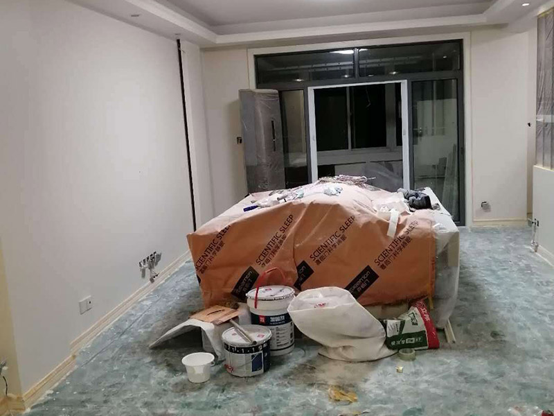 墻面乳膠漆粉刷：首先，我們先開始刷底漆，讓其起到一個改善墻面表層屬性以增強墻面吸附力的作用，之后在上漆效果會更好; 在施工時，如果你覺得墻面還是不夠細膩，仍然有一些小顆粒的話，你可以用600#的水砂輕微的清理一下墻面; 第一遍油漆刷完之后，隔2-4小時再刷一次，之后也是這樣循環(huán)。有的小伙伴會說，時間概念不強，那可以用手指去壓一下，沒有粘稠感的話，就可以再次上漆了。