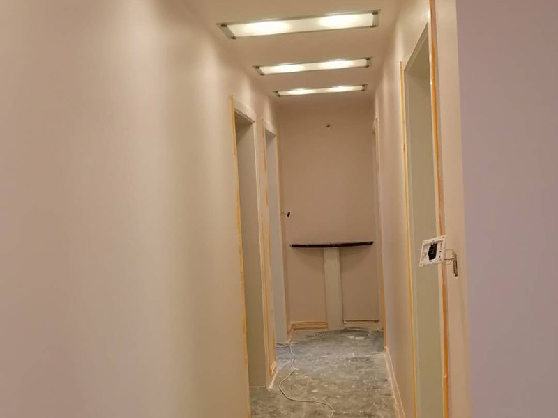 墻面乳膠漆粉刷：首先，我們先開始刷底漆，讓其起到一個改善墻面表層屬性以增強墻面吸附力的作用，之后在上漆效果會更好; 在施工時，如果你覺得墻面還是不夠細膩，仍然有一些小顆粒的話，你可以用600#的水砂輕微的清理一下墻面; 第一遍油漆刷完之后，隔2-4小時再刷一次，之后也是這樣循環(huán)。有的小伙伴會說，時間概念不強，那可以用手指去壓一下，沒有粘稠感的話，就可以再次上漆了。