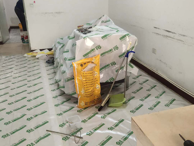 地板家具成品保護(hù)：各類裝修物料的進(jìn)場、建筑裝修垃圾的清理都必須經(jīng)過入戶門。在對物品進(jìn)行搬運(yùn)時，難免會與入戶門發(fā)生磕碰及摩擦。水電改造是基礎(chǔ)裝修，水電裝修的質(zhì)量好壞，直接決定著后期的施工和使用。因此，在進(jìn)行水電改造時，同樣需要做好成品保護(hù)工作。水電改造完成后，應(yīng)當(dāng)對各種管線進(jìn)行規(guī)范的固定，以防脫落;對裸露的線頭要進(jìn)行包裹，以防發(fā)生觸電的危險;做好地面裸線管的固定和保護(hù)，防止被踩壞。同時，在搬運(yùn)物料時，也不要破壞地面鋪設(shè)的管線。進(jìn)行裝修施工時，磁環(huán)邊鋪邊勾縫，在崗鋪設(shè)的瓷磚、地板上堆放雜物、走動踩踏，地板沒有使用成品保護(hù)膜覆蓋等都會影響瓷磚及地板的鋪貼效果，使瓷磚出現(xiàn)施工質(zhì)量問題。