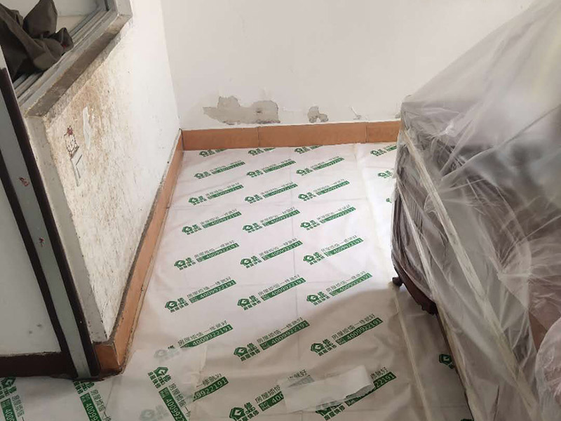 地板家具成品保護(hù)：各類裝修物料的進(jìn)場、建筑裝修垃圾的清理都必須經(jīng)過入戶門。在對物品進(jìn)行搬運(yùn)時，難免會與入戶門發(fā)生磕碰及摩擦。水電改造是基礎(chǔ)裝修，水電裝修的質(zhì)量好壞，直接決定著后期的施工和使用。因此，在進(jìn)行水電改造時，同樣需要做好成品保護(hù)工作。水電改造完成后，應(yīng)當(dāng)對各種管線進(jìn)行規(guī)范的固定，以防脫落;對裸露的線頭要進(jìn)行包裹，以防發(fā)生觸電的危險;做好地面裸線管的固定和保護(hù)，防止被踩壞。同時，在搬運(yùn)物料時，也不要破壞地面鋪設(shè)的管線。進(jìn)行裝修施工時，磁環(huán)邊鋪邊勾縫，在崗鋪設(shè)的瓷磚、地板上堆放雜物、走動踩踏，地板沒有使用成品保護(hù)膜覆蓋等都會影響瓷磚及地板的鋪貼效果，使瓷磚出現(xiàn)施工質(zhì)量問題。