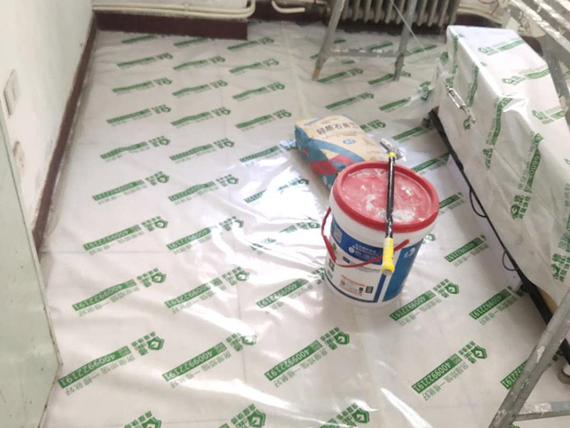 地板家具成品保護(hù)：各類裝修物料的進(jìn)場、建筑裝修垃圾的清理都必須經(jīng)過入戶門。在對物品進(jìn)行搬運(yùn)時，難免會與入戶門發(fā)生磕碰及摩擦。水電改造是基礎(chǔ)裝修，水電裝修的質(zhì)量好壞，直接決定著后期的施工和使用。因此，在進(jìn)行水電改造時，同樣需要做好成品保護(hù)工作。水電改造完成后，應(yīng)當(dāng)對各種管線進(jìn)行規(guī)范的固定，以防脫落;對裸露的線頭要進(jìn)行包裹，以防發(fā)生觸電的危險;做好地面裸線管的固定和保護(hù)，防止被踩壞。同時，在搬運(yùn)物料時，也不要破壞地面鋪設(shè)的管線。進(jìn)行裝修施工時，磁環(huán)邊鋪邊勾縫，在崗鋪設(shè)的瓷磚、地板上堆放雜物、走動踩踏，地板沒有使用成品保護(hù)膜覆蓋等都會影響瓷磚及地板的鋪貼效果，使瓷磚出現(xiàn)施工質(zhì)量問題。