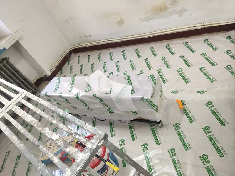 地板家具成品保護(hù)：各類裝修物料的進(jìn)場、建筑裝修垃圾的清理都必須經(jīng)過入戶門。在對物品進(jìn)行搬運(yùn)時，難免會與入戶門發(fā)生磕碰及摩擦。水電改造是基礎(chǔ)裝修，水電裝修的質(zhì)量好壞，直接決定著后期的施工和使用。因此，在進(jìn)行水電改造時，同樣需要做好成品保護(hù)工作。水電改造完成后，應(yīng)當(dāng)對各種管線進(jìn)行規(guī)范的固定，以防脫落;對裸露的線頭要進(jìn)行包裹，以防發(fā)生觸電的危險;做好地面裸線管的固定和保護(hù)，防止被踩壞。同時，在搬運(yùn)物料時，也不要破壞地面鋪設(shè)的管線。進(jìn)行裝修施工時，磁環(huán)邊鋪邊勾縫，在崗鋪設(shè)的瓷磚、地板上堆放雜物、走動踩踏，地板沒有使用成品保護(hù)膜覆蓋等都會影響瓷磚及地板的鋪貼效果，使瓷磚出現(xiàn)施工質(zhì)量問題。