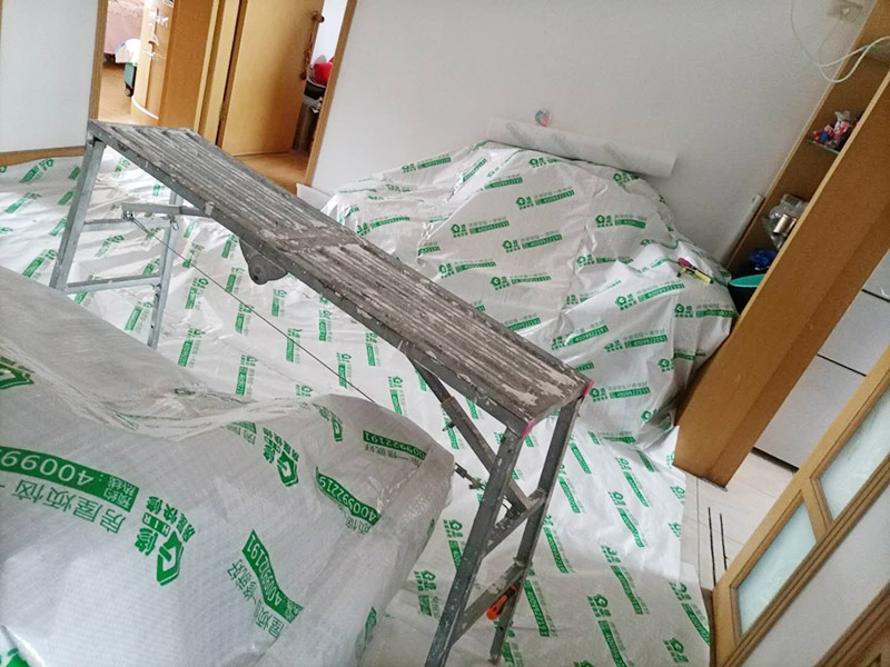 客廳頂部鏟除重做:1.把屋面的涂料層連帶基層一起鏟掉，2.刮底層石膏找平3.刮墻面膩子再找平4.用砂紙把屋面打麼平整 5，刷抗堿底漆 6，刷面漆找專業(yè)的油漆工讓他幫助你完成此項作業(yè) 頂部清理、涂刷白乳膠、刮粉刷石膏3遍、刮膩子3遍、砂紙打磨、刷乳膠漆2遍。