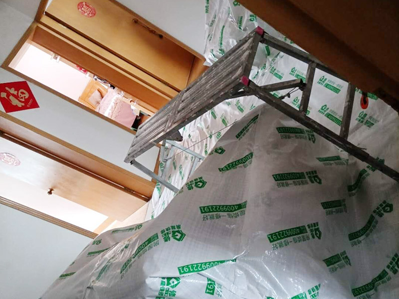 客廳頂部鏟除重做:1.把屋面的涂料層連帶基層一起鏟掉，2.刮底層石膏找平3.刮墻面膩子再找平4.用砂紙把屋面打麼平整 5，刷抗堿底漆 6，刷面漆找專業(yè)的油漆工讓他幫助你完成此項作業(yè) 頂部清理、涂刷白乳膠、刮粉刷石膏3遍、刮膩子3遍、砂紙打磨、刷乳膠漆2遍。