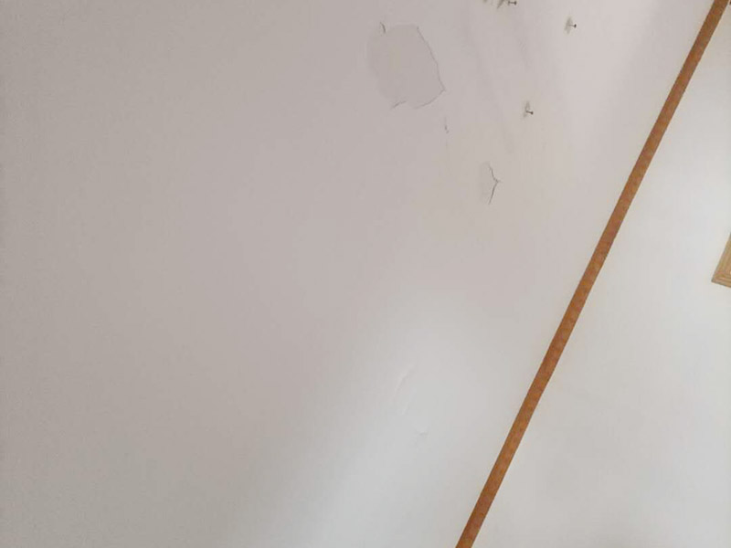 客廳頂部鏟除重做:1.把屋面的涂料層連帶基層一起鏟掉，2.刮底層石膏找平3.刮墻面膩子再找平4.用砂紙把屋面打麼平整 5，刷抗堿底漆 6，刷面漆找專業(yè)的油漆工讓他幫助你完成此項作業(yè) 頂部清理、涂刷白乳膠、刮粉刷石膏3遍、刮膩子3遍、砂紙打磨、刷乳膠漆2遍。