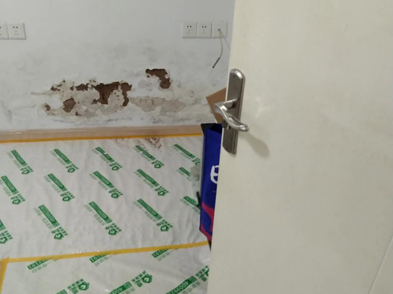 墻面修補(bǔ)維修：墻面漆層裂縫是比較常見的，它是由于墻面漆的漆層產(chǎn)生開裂而導(dǎo)致的，一般表現(xiàn)為墻面裂紋。這種裂紋會(huì)出現(xiàn)的主要原因就是選擇涂刷的墻面漆產(chǎn)品質(zhì)量不行，或者制啊涂刷過(guò)程中施工不當(dāng)造成的。 這種裂紋如果只是表面漆膜產(chǎn)生龜裂的話，那可以用細(xì)砂紙將裂紋打磨干凈來(lái)做修補(bǔ)，然后再選擇與原墻顏色相同漆，重新進(jìn)行涂刷。