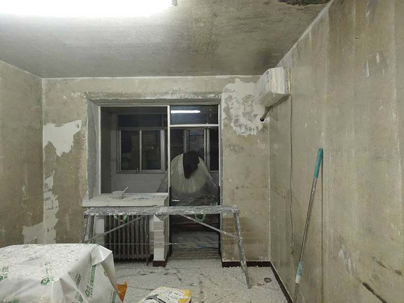 全屋墻面鏟除翻新：首先用水將墻面浸濕，這樣在鏟除墻面時(shí)比較省力，墻面必須要鏟到露出水泥砂漿面。然后是涂刷界面劑，一定要全部都刷到而且要均勻。墻面的裂縫通常都是用牛皮紙帶及白乳膠來貼住，但不能保證它能百分百不再開裂。 如果墻面凹凸不平，那么就需要用石膏來找平，誤差最好不要超過0.5公分。非承重墻一般都是需要貼布的，所以最好選擇質(zhì)地好的墻布和白乳膠，有條件的話可以使用網(wǎng)格布，對(duì)于防裂效果會(huì)更好。 墻面在刷底漆時(shí)，一定要把每個(gè)地方都刷到并且要均勻。刷底漆要使用質(zhì)地好滾筒，以免影響到底漆涂刷的效果。在膩?zhàn)哟蚰ブ?，墻面都?huì)留下一些比較難看的坑眼，特別是在刷漆后非常明顯，所以需要找補(bǔ)。在找補(bǔ)時(shí)一定要打磨平整，為了避免出現(xiàn)色差坑眼在底漆里多加一點(diǎn)水再涂刷。