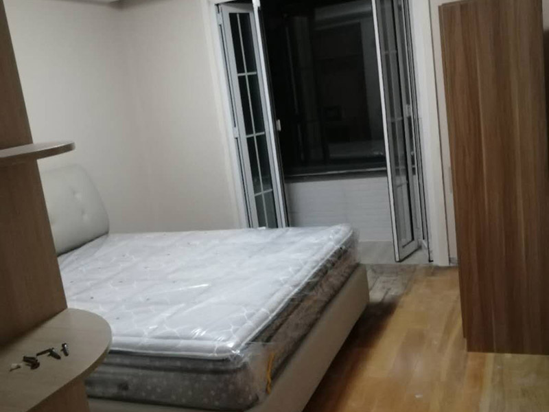 乳膠漆翻新裝修：1、使用吸塵器進(jìn)行除塵工序，利用吸塵器的毛刷充分摩擦被清潔表面，去除灰塵。 2、對于局部污染或是有油漬的地方，需要使用聚氨酯稀釋劑來清洗。 3、局部有霉藻的部位，需要使用防霉溶液清洗，晾干或噴濕后鏟除。 4、對于已經(jīng)剝落或是破損的地方，先將破損部位松動的部分打磨掉，清理干凈，再使用柔性膩?zhàn)舆M(jìn)行修補(bǔ)。待表面修補(bǔ)平整后，再涂裝底漆。5、先將破損、松動的部分清理干凈，使用柔性膩?zhàn)舆M(jìn)行修補(bǔ)，表面修補(bǔ)平整后涂裝805膠水。 6、在涂刷膠水的基層上滿刮膩?zhàn)痈唷?7、涂刷底漆，要均勻涂刷一遍，要求無露底、流墜現(xiàn)象。 8、 涂刷面漆， 均勻涂刷兩遍，待靠前遍干燥后涂刷第二遍，要求無露底、流墜。