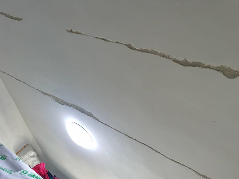 天花板墻面修補(bǔ)：如大面積出現(xiàn)裂縫的話，將du開裂處墻面基底鑿成&ldquo;U&rdquo;型狀，&ldquo;U&rdquo;型槽間距大于20CM以上，并對鑿好的基底進(jìn)行鑿毛處理，再掛鋼絲網(wǎng)。然后造在采用帶有彈性的裝飾材料對裂縫處涂刷，彌補(bǔ)墻壁裂縫問題。 把開裂的漆膜部分鏟掉，用彈性膩?zhàn)影蚜芽p填平； 使用彈性墻面漆進(jìn)行施工，對于吸水性過強(qiáng)的基層需用底漆進(jìn)行處理；避免在溫度較高及濕度太低的情況下施工； 涂刷時(shí)漆膜不能太厚。噴涂時(shí)注意避免霧化過度。