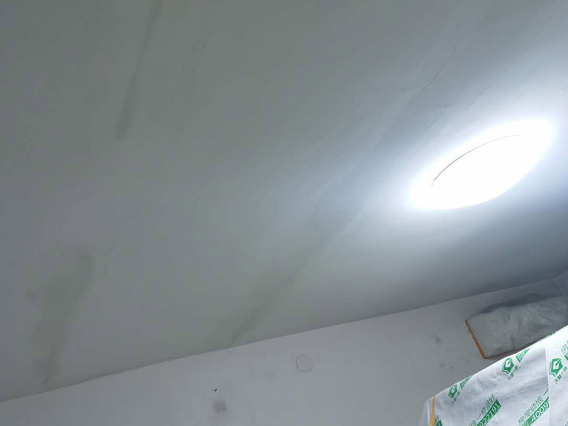 天花板墻面修補(bǔ)：如大面積出現(xiàn)裂縫的話，將du開裂處墻面基底鑿成&ldquo;U&rdquo;型狀，&ldquo;U&rdquo;型槽間距大于20CM以上，并對鑿好的基底進(jìn)行鑿毛處理，再掛鋼絲網(wǎng)。然后造在采用帶有彈性的裝飾材料對裂縫處涂刷，彌補(bǔ)墻壁裂縫問題。 把開裂的漆膜部分鏟掉，用彈性膩?zhàn)影蚜芽p填平； 使用彈性墻面漆進(jìn)行施工，對于吸水性過強(qiáng)的基層需用底漆進(jìn)行處理；避免在溫度較高及濕度太低的情況下施工； 涂刷時(shí)漆膜不能太厚。噴涂時(shí)注意避免霧化過度。