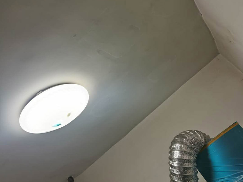 天花板墻面修補(bǔ)：如大面積出現(xiàn)裂縫的話，將du開裂處墻面基底鑿成&ldquo;U&rdquo;型狀，&ldquo;U&rdquo;型槽間距大于20CM以上，并對鑿好的基底進(jìn)行鑿毛處理，再掛鋼絲網(wǎng)。然后造在采用帶有彈性的裝飾材料對裂縫處涂刷，彌補(bǔ)墻壁裂縫問題。 把開裂的漆膜部分鏟掉，用彈性膩?zhàn)影蚜芽p填平； 使用彈性墻面漆進(jìn)行施工，對于吸水性過強(qiáng)的基層需用底漆進(jìn)行處理；避免在溫度較高及濕度太低的情況下施工； 涂刷時(shí)漆膜不能太厚。噴涂時(shí)注意避免霧化過度。