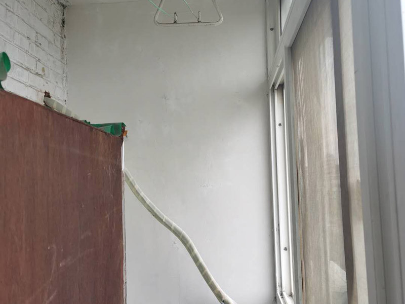 天花板墻面修補(bǔ)：如大面積出現(xiàn)裂縫的話，將du開裂處墻面基底鑿成&ldquo;U&rdquo;型狀，&ldquo;U&rdquo;型槽間距大于20CM以上，并對鑿好的基底進(jìn)行鑿毛處理，再掛鋼絲網(wǎng)。然后造在采用帶有彈性的裝飾材料對裂縫處涂刷，彌補(bǔ)墻壁裂縫問題。 把開裂的漆膜部分鏟掉，用彈性膩?zhàn)影蚜芽p填平； 使用彈性墻面漆進(jìn)行施工，對于吸水性過強(qiáng)的基層需用底漆進(jìn)行處理；避免在溫度較高及濕度太低的情況下施工； 涂刷時(shí)漆膜不能太厚。噴涂時(shí)注意避免霧化過度。