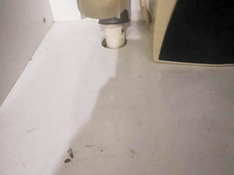 廚房水管漏水維修:如果是PVC的水管的話，就可以去買(mǎi)一根PVC的水管來(lái)自己接，先把壞了的那根管子割斷，把接口先套進(jìn)管子的一端，使另外的一端的割斷位置正好與接口的另外的一個(gè)口子齊平，使它剛好能夠弄直，然后把直接往這一端送，使兩端都有一定的交叉接著距離(長(zhǎng)度)然后把它拆卸下來(lái)，用PVC膠水涂抹在直接的兩端內(nèi)側(cè)與兩個(gè)下水管的外側(cè)。